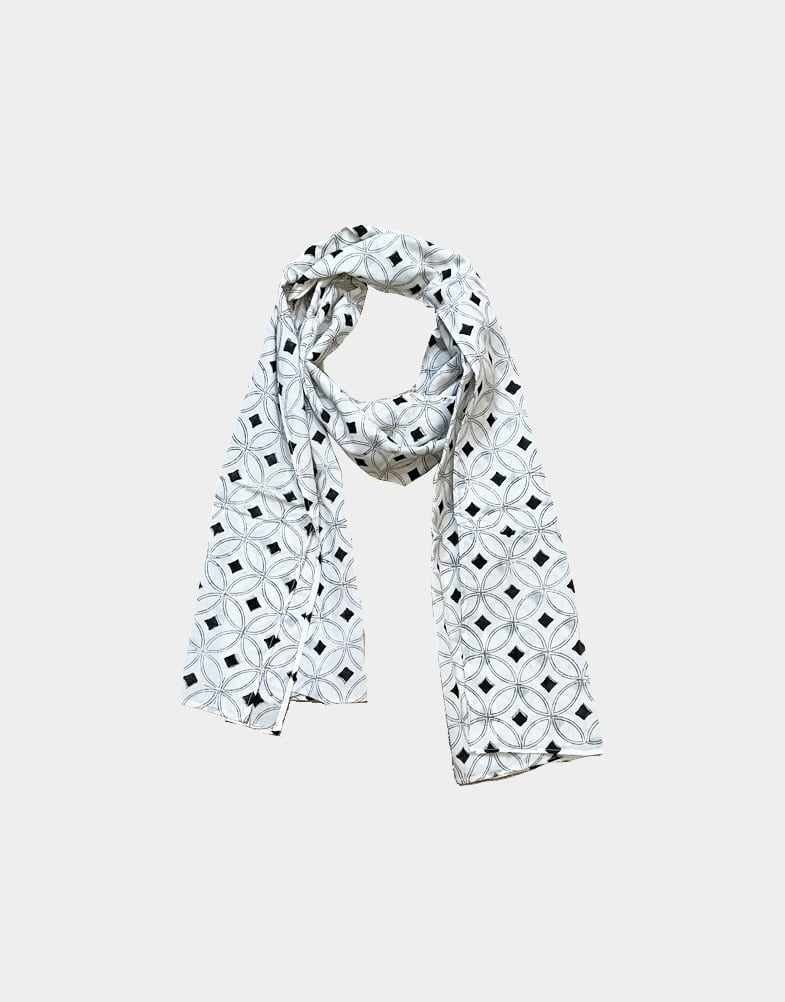 A perfect neutral print to pair with all of your outfits. A light-weight ethical cotton scarf that features a black diamond print on white base. Buy it now